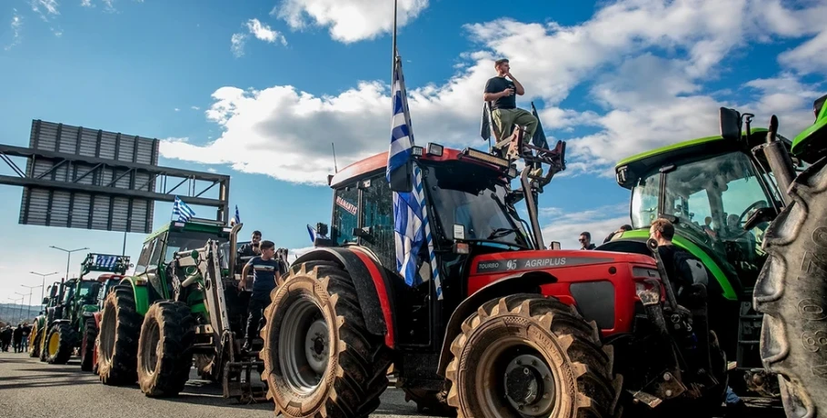 Αμετακίνητοι στα μπλόκα τους οι αγρότες – Κρίσιμη ημέρα για τις κινητοποιήσεις μετά το νέο κάλεσμα της κυβέρνησης για διάλογο