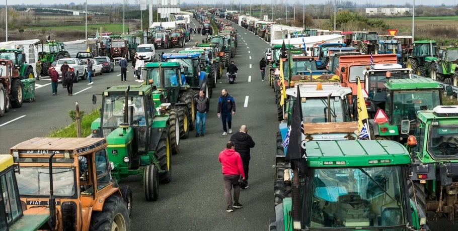 Ανοίγουν λωρίδες για τους εκδρομείς οι αγρότες – «Δεν θα επιτρέψουμε την κίνηση οχημάτων, ενώ στον δρόμο έχει εμπόδια», απαντά η ΕΛ.ΑΣ.