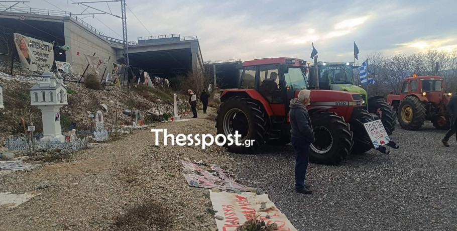 Στο μνημείο των Τεμπών οι αγρότες – Παρέταξαν συμβολικά τα τρακτέρ τους τιμώντας τα 57 θύματα (ΦΩΤΟ+VIDEO)