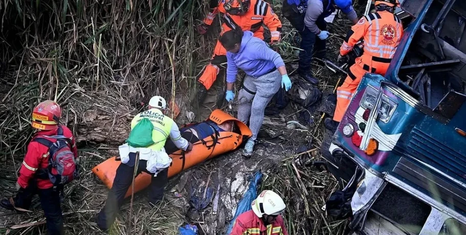 Τραγωδία στην Κολομβία: Σχολικό λεωφορείο έπεσε σε γκρεμό βάθους 80 μέτρων – Τουλάχιστον 10 μαθητές νεκροί, 20 τραυματίες