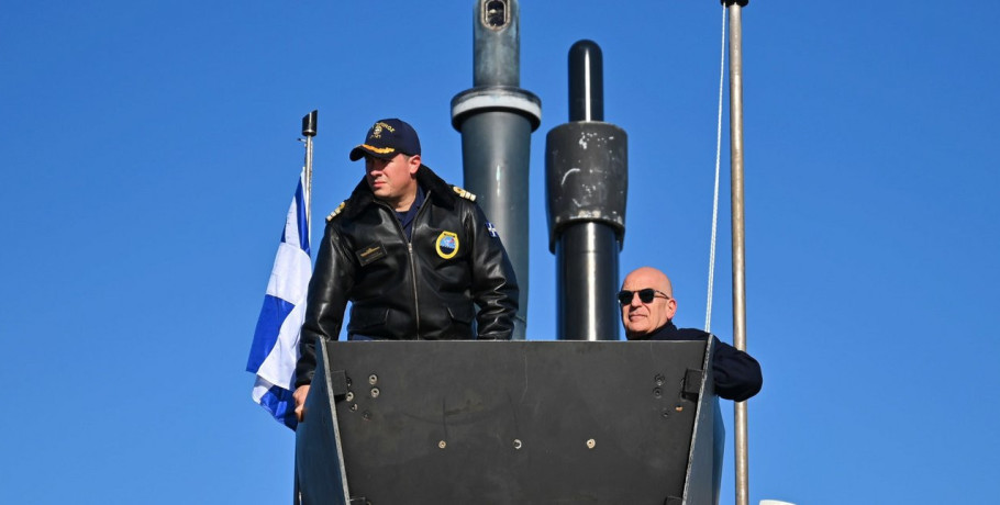 Ο Ν. Δένδιας παρακολούθησε βολή νέου τύπου τορπίλης από το υποβρύχιο «Πιπίνος»