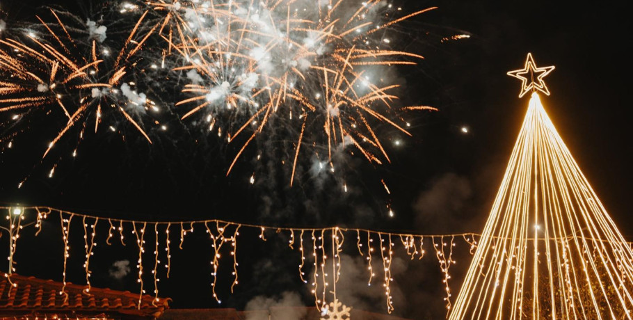 Το φως που ένωσε την Αραβησσό: Μια νύχτα γεμάτη Χριστούγεννα (φωτογραφίες)