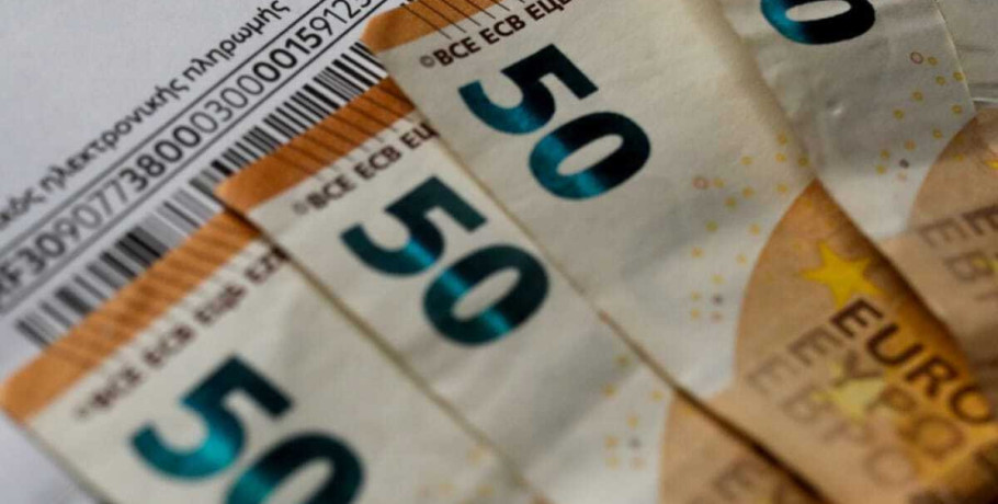 Συντάξεις και επιδόματα πριν τα Χριστούγεννα: Πότε θα δουν τα χρήματα οι δικαιούχοι και τι αλλάζει από τον Ιανουάριο