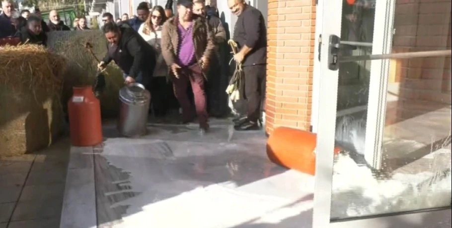 Καβάλα: Κατάληψη του κτιρίου της Αντιπεριφέρειας από τους αγρότες – Πετούν άχυρα και γάλα