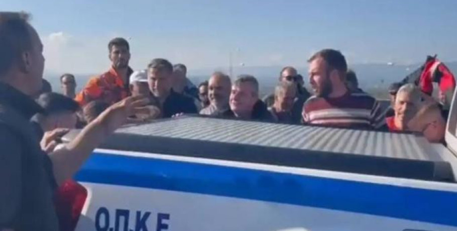 Ένταση σε νέο μπλόκο στην Καλαμάτα: Οι αγρότες προσπάθησαν να τουμπάρουν αυτοκίνητο της αστυνομίας