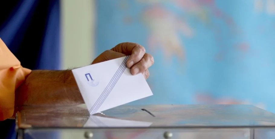 Ισχυρό διψήφιο προβάδισμα της ΝΔ έναντι του ΠΑΣΟΚ δείχνουν οι τελευταίες τρεις δημοσκοπήσεις - Τι λένε για Τσίπρα και Καρυστιανού