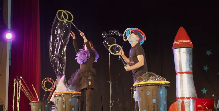 Christmas Magic Bubble Show – Η μαγεία των Χριστουγέννων «ξεπροβάλλει» μέσα από σαπουνόφουσκες στα Γιαννιτσά