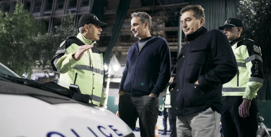 Επίσκεψη Μητσοτάκη σε μπλόκο της Τροχαίας στη Σταδίου: Έκανε αλκοτέστ για να δει πως γίνεται, δείτε φωτογραφίες