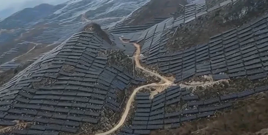 Κίνα:  «Έντυσαν» ολόκληρα βουνά με φωτοβολταϊκά