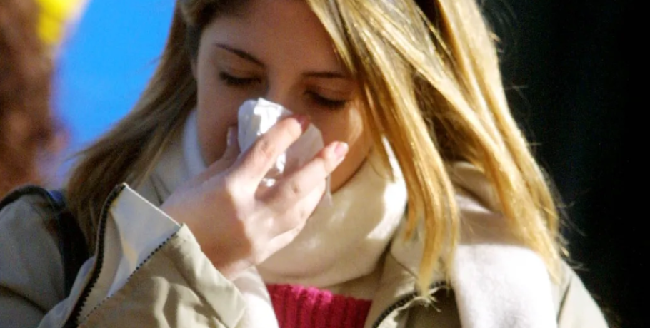 «Στο κόκκινο» η γρίπη στην Ελλάδα, ποιες οι συστάσεις του ΕΟΔΥ