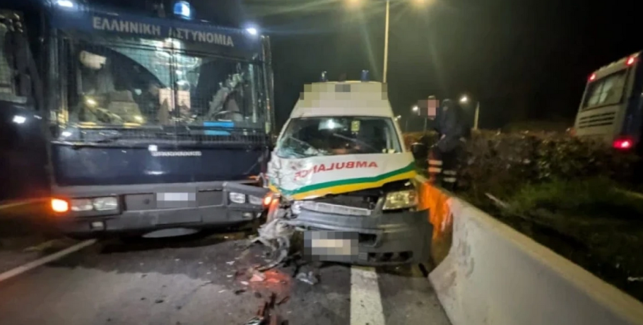 Σοβαρό ατύχημα στον Πλατύκαμπο Λάρισας: Ασθενοφόρο έπεσε πάνω σε κλούβα της Αστυνομίας