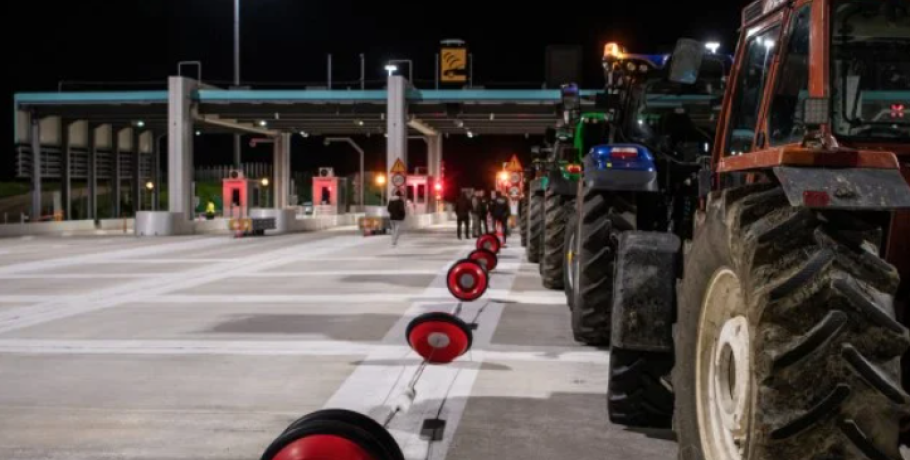 Χριστούγεννα στα μπλόκα: Αύριο σάββατο «σηκώνουν» τις μπάρες οι αγρότες