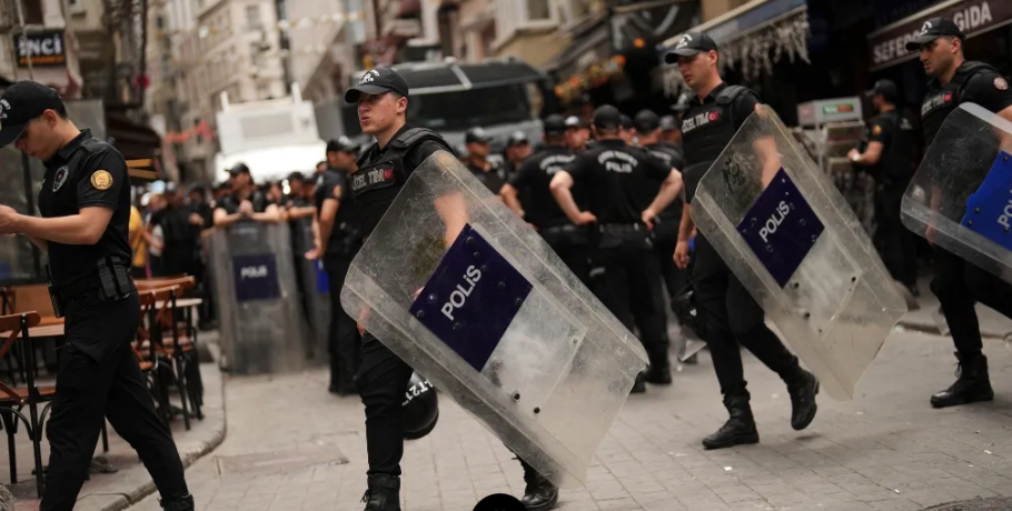 Εκατοντάδες προληπτικές συλλήψεις στην Τουρκία