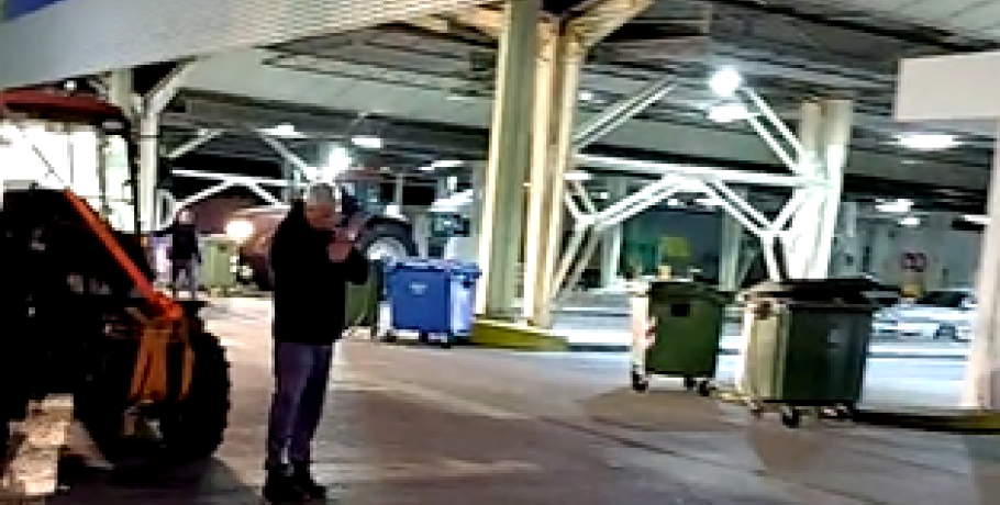 Εύζωνοι/Αγρότες: Ο Χρήστος Τσιρανίδης μεταδίδει ενώ σώζει και...ατύχημα!