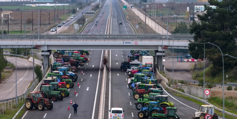 Ξεκινά η έξοδος των Χριστουγέννων με τα μπλόκα στις εθνικές: Δύο λωρίδες ανοίγουν οι αγρότες, θέμα ασφάλειας θέτει η Τροχαία