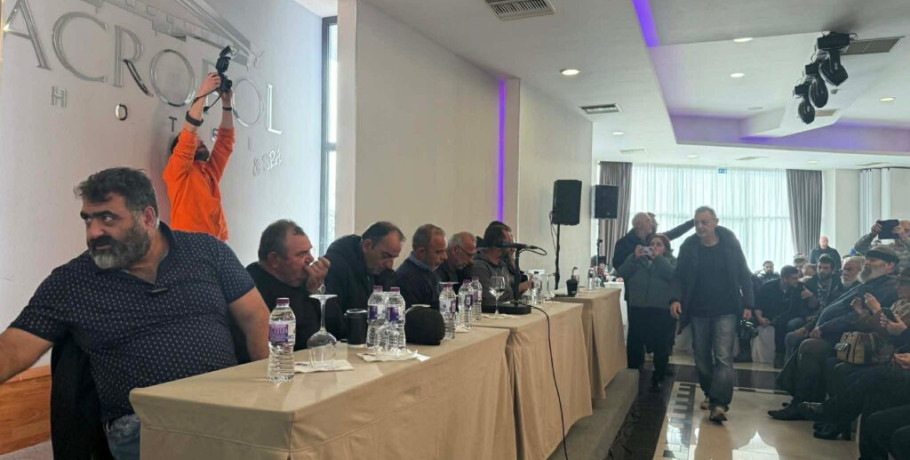 Σε εξέλιξη η πανελλαδική σύσκεψη μπλόκων στις Σέρρες – Κατάμεστη η αίθουσα