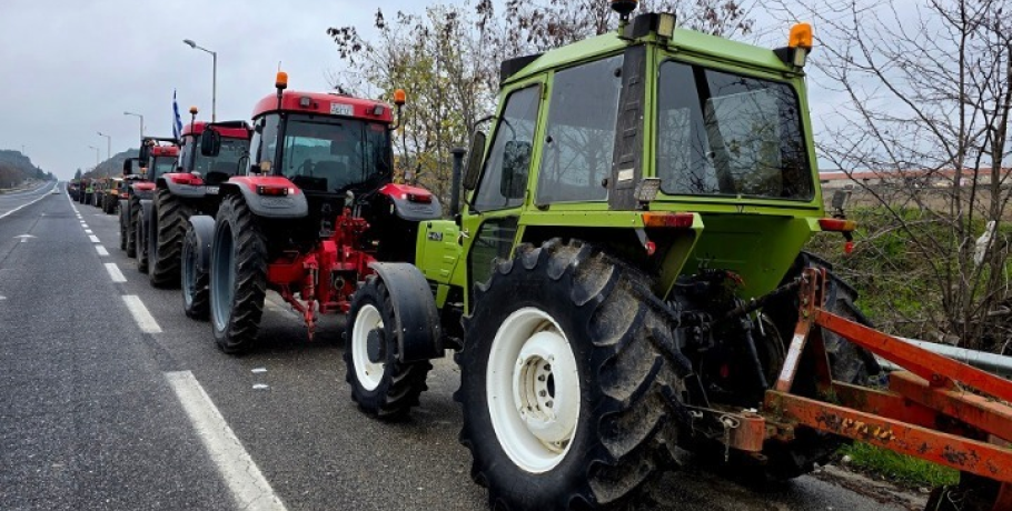 Λάρισα: Παραμένουν στο μπλόκο της Νίκαιας οι αγρότες