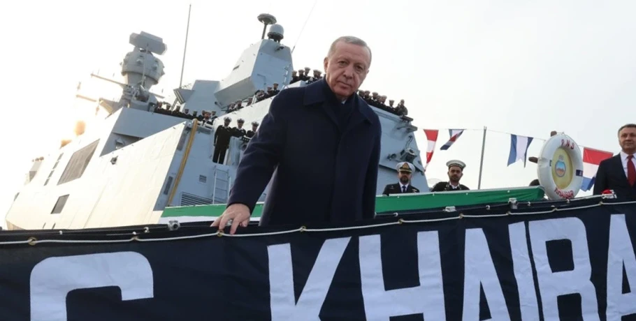 Ο Ερντογάν παραλαμβάνει νέο υποβρύχιο και αποβατικό αλλά δηλώνει «δεν έχουμε καμία βλέψη στα εδάφη κανενός»