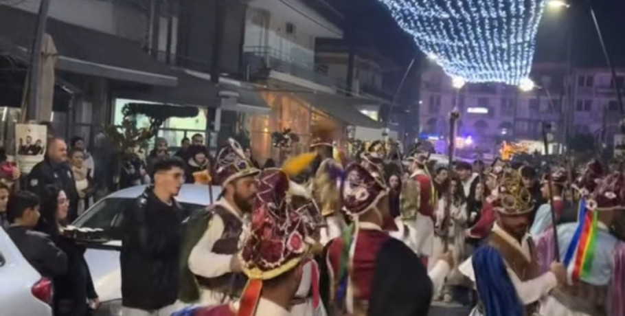 Με επιτυχία αναβιώνει το έθιμο των Μωμόγερων στον κεντρικό πεζόδρομο της Αριδαίας