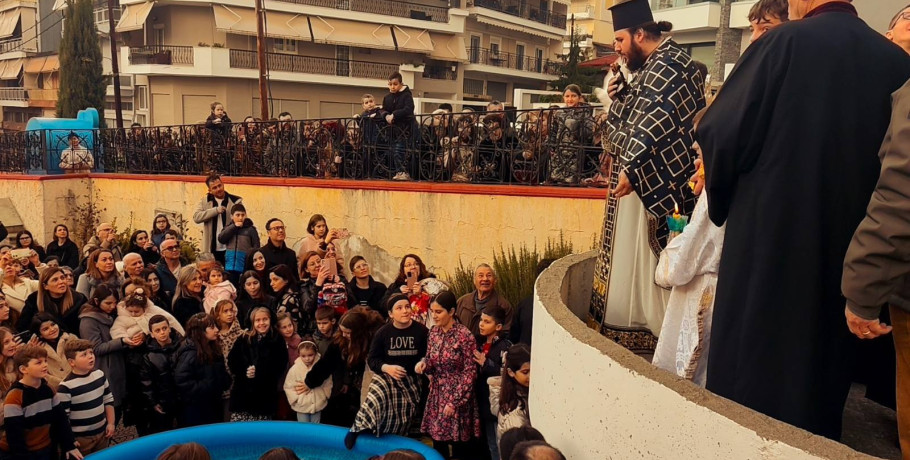 Πλήθος πιστών στον Αγιασμό των Υδάτων στον ΙΝ Αγίων Κωνσταντίνου και Ελένης Γιαννιτσών