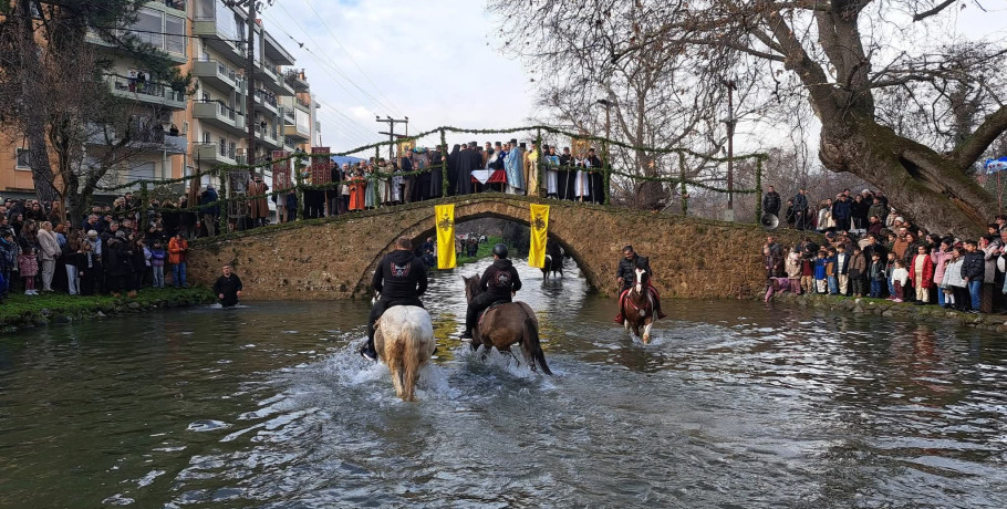 Εντυπωσιακός ο Αγιασμός των Υδάτων στο Κιουπρί Έδεσσας με πλήθος κόσμου