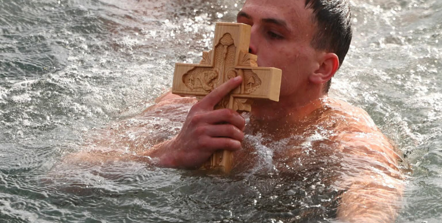 Θεοφάνια στη Θεσσαλονίκη: Ο πολίστας του Άρη Στέργιος Παγωνίδης βούτηξε κι έπιασε τον Τίμιο Σταυρό