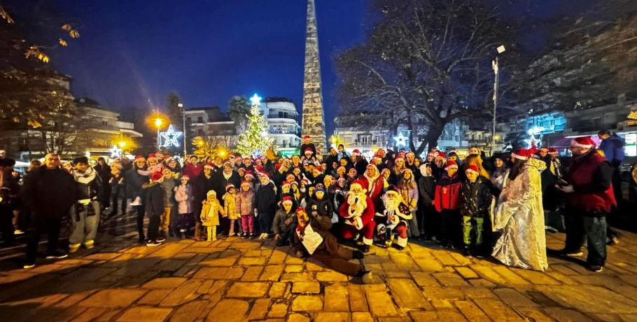 Ένα εντυπωσιακό 1st Naoussa Santa Parade γέμισε τη Νάουσα χαμόγελα και γιορτινή διάθεση