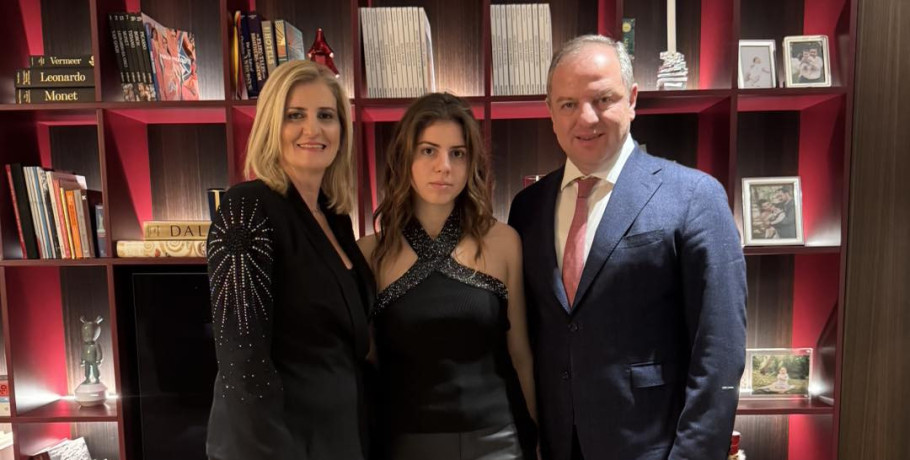 Ο Διονύσης Σταμενίτης εύχεται για το 2026 με μια ζεστή οικογενειακή φωτογραφία