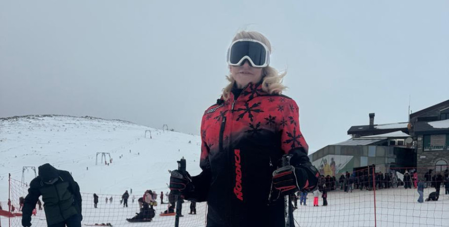 Η Θεοδώρα Τζάκρη στο χιονοδρομικό Κέντρο Βόρας – Καιμάκτσαλαν