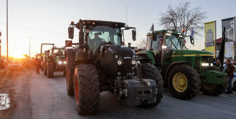 Στα άκρα οι αγρότες: Μπλόκα σε εθνικές οδούς - Κλειστά τελωνεία και κυκλοφοριακό χάος σε όλη τη χώρα