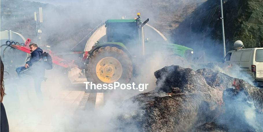 Αγρότες: Απέκλεισαν και τα δύο ρεύματα στις σήραγγες των Τεμπών- Καίνε μπάλες από άχυρο (VIDEO- ΦΩΤΟ)