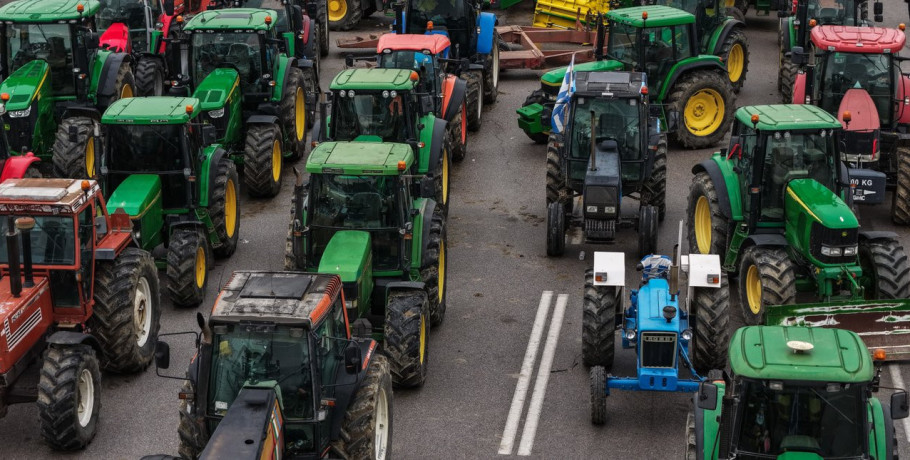 Την Τρίτη η συνάντηση Μητσοτάκη-αγροτών, ελπίδες για συμφωνία -Στην άκρη των δρόμων από σήμερα τα τρακτέρ