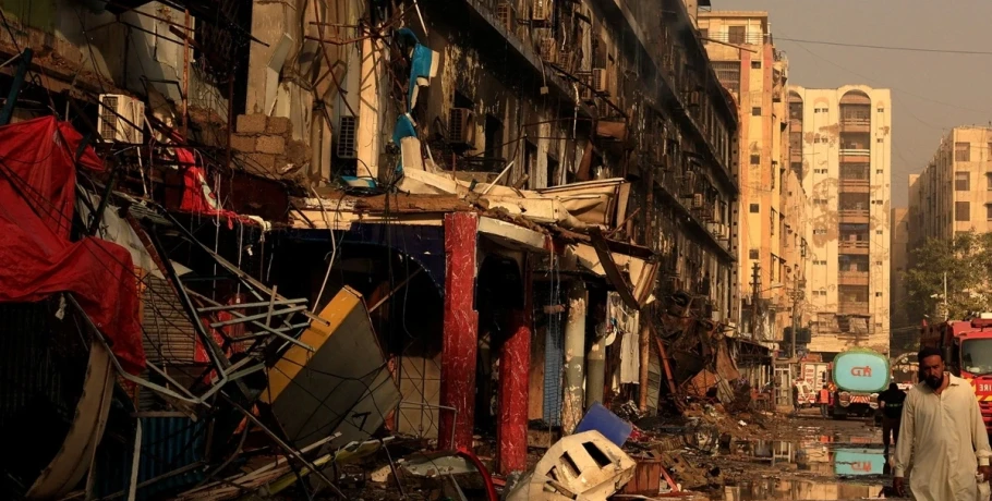 Πακιστάν: 11 νεκροί και περισσότεροι από 60 αγνοούμενοι μετά από φωτιά σε εμπορικό κέντρο στο Καράτσι