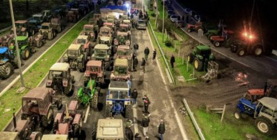 Κλιμάκωση με πανελλαδικό συλλαλητήριο στην Αθήνα προτείνει η συντονιστική επιτροπή του μπλόκου Νίκαιας