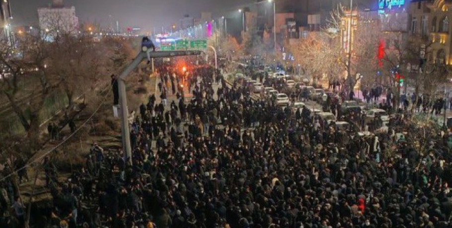 Ιράν: Νεκροί και τραυματίες, στις φλόγες κυβερνητικά κτίρια – Το μήνυμα Τραμπ κατά της Τεχεράνης