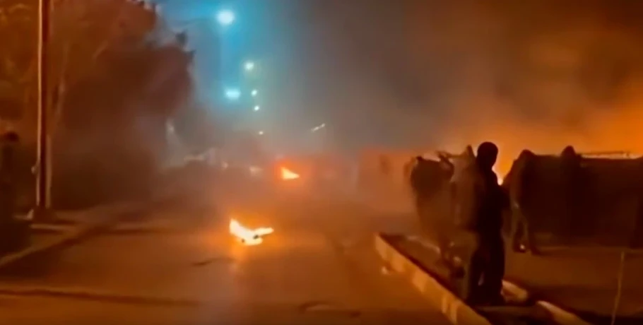 «Απλώς συνέχιζαν να σκοτώνουν»: Συγκλονίζουν οι μαρτυρίες Ιρανών διαδηλωτών ενώ ο Τραμπ βάζει στο στόχαστρο εμπορικούς εταίρους της Τεχεράνης