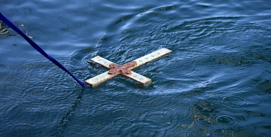 Θεοφάνεια: Τι πραγματικά ισχύει για τη νηστεία της παραμονής και τον Μεγάλο Αγιασμό