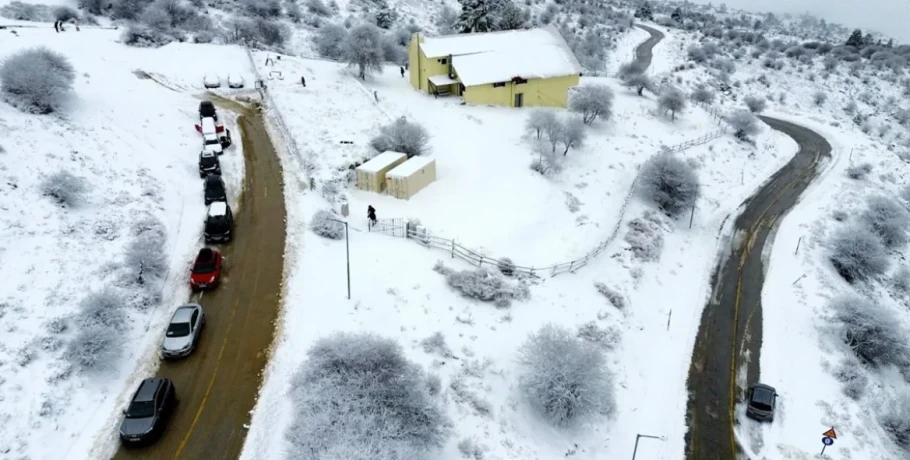 Στα λευκά Πάρνηθα, Πήλιο και Εύβοια