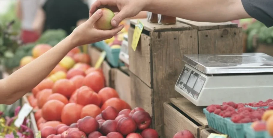 Θεσσαλονίκη: Πρόστιμα 6.000 ευρώ σε λαϊκές αγορές για παρεμπόριο – Τρεις συλλήψεις