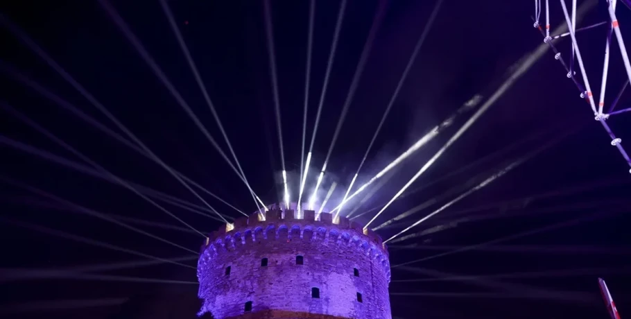 Θεσσαλονίκη: Προετοιμασίες για το μεγάλο πάρτι αλλαγής του χρόνου στον Λευκό Πύργο – Κορυφαίοι djs και laser show