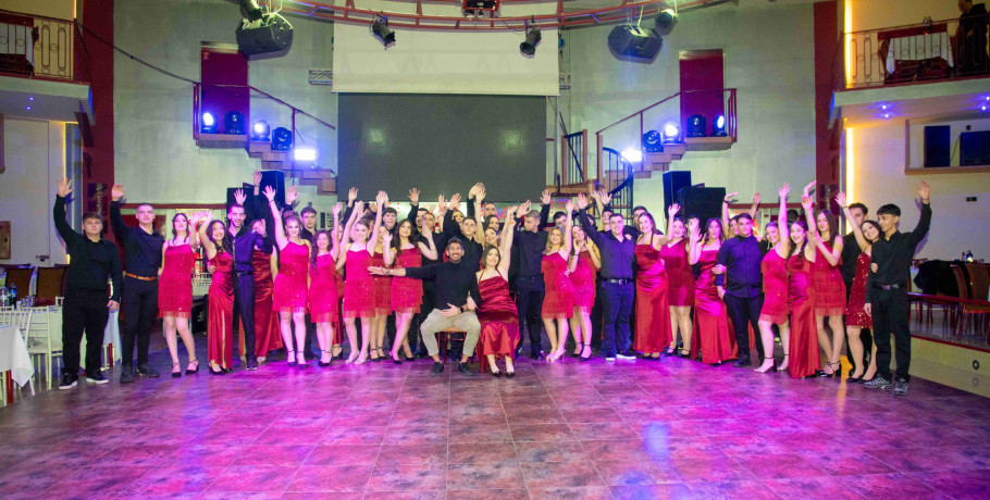 Ετήσιος χορός Λυκείου Σκύδρας: Μια τέλεια βραδιά που τα είχε όλα... διασκέδαση, συναισθήματα, τάγκο αλλά και Τσαχουρίδη