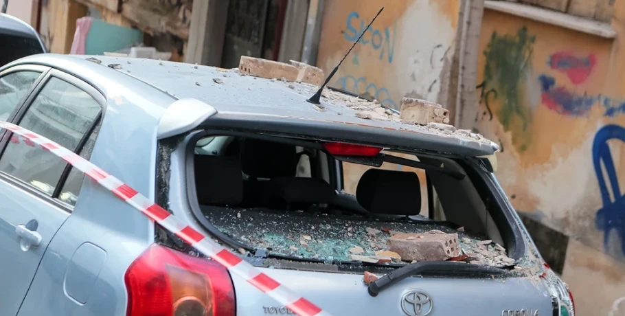 Πανικός στον Νέο Κόσμο: Μπαλκόνι κατέρρευσε πάνω σε σταθμευμένα αυτοκίνητα