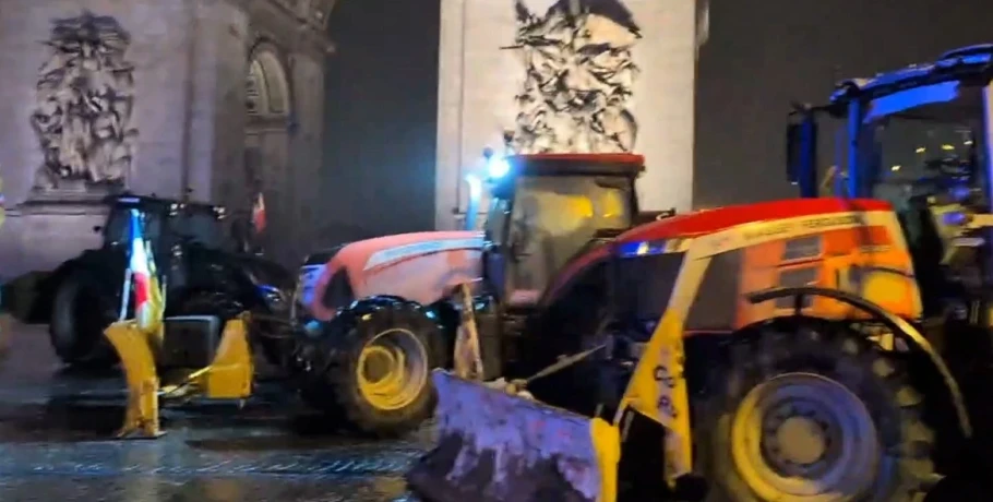 Γαλλία: Τα τρακτέρ των αγροτών που διαδηλώνουν έφθασαν στον Πύργο του Άιφελ στο Παρίσι