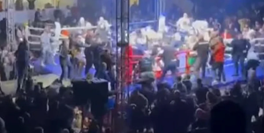 Χαμός σε αγώνα kickboxing στη Σερβία: Εισέβαλαν στο ρινγκ και γρονθοκόπησαν τον Έλληνα αθλητή Γιάννη Τσουκαλά