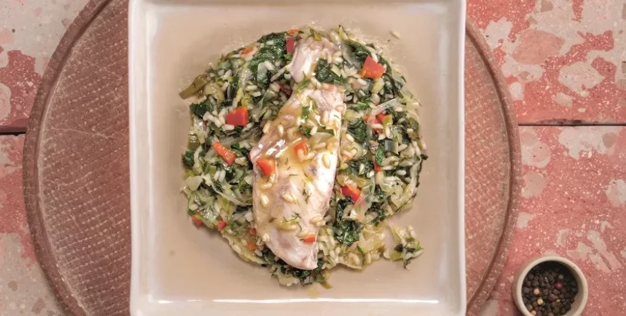 Η συνταγή της ημέρας:  Σπανακολαχανόρυζο με αχνιστό ψάρι