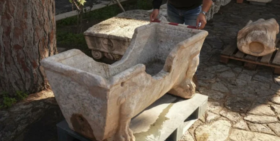Έφεσος: Στο φως μαρμάρινη μπανιέρα της ρωμαϊκής εποχής