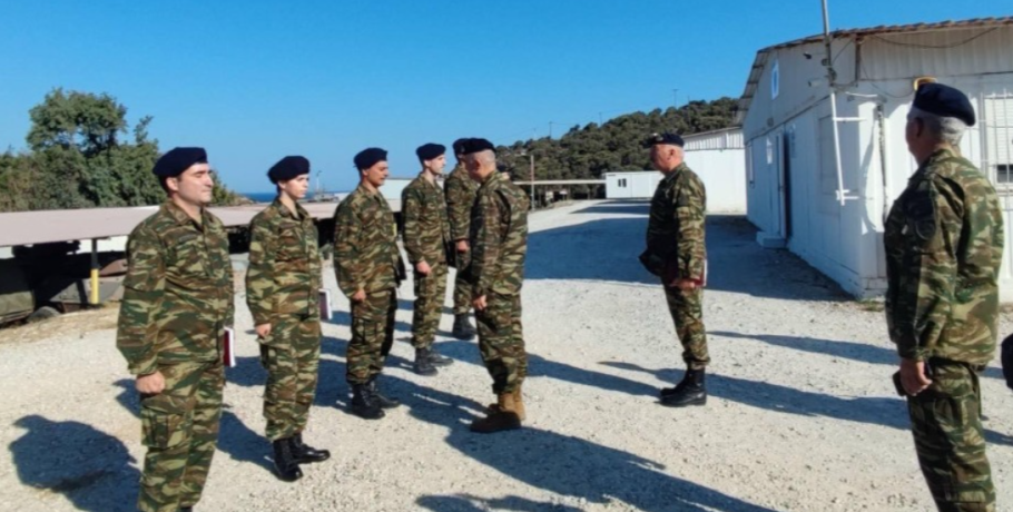 Στρατιωτική θητεία: Λιγότερες αναβολές, αυστηρότερες απαλλαγές και άνοιγμα στη στράτευση γυναικών