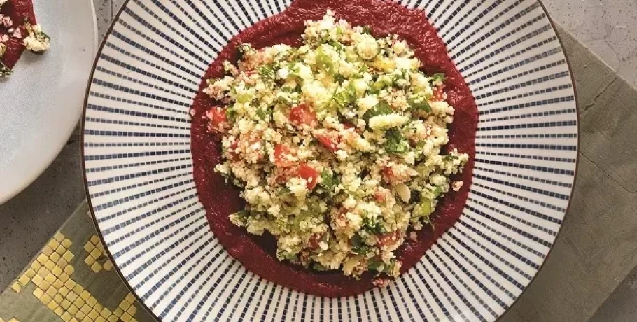 Χορτάσαμε το κρέας, ώρα για αποτοξίνωση-Ταμπουλέ κουνουπιδιού με παντζάρι, λάιμ και δυόσμο