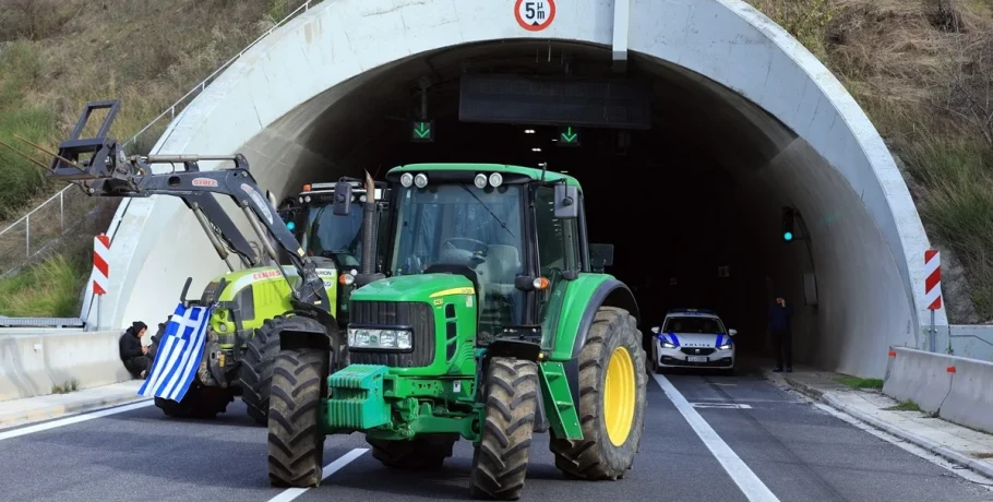 Αγρότες: Συνεχίζεται ο αποκλεισμός στις σήραγγες των Τεμπών
