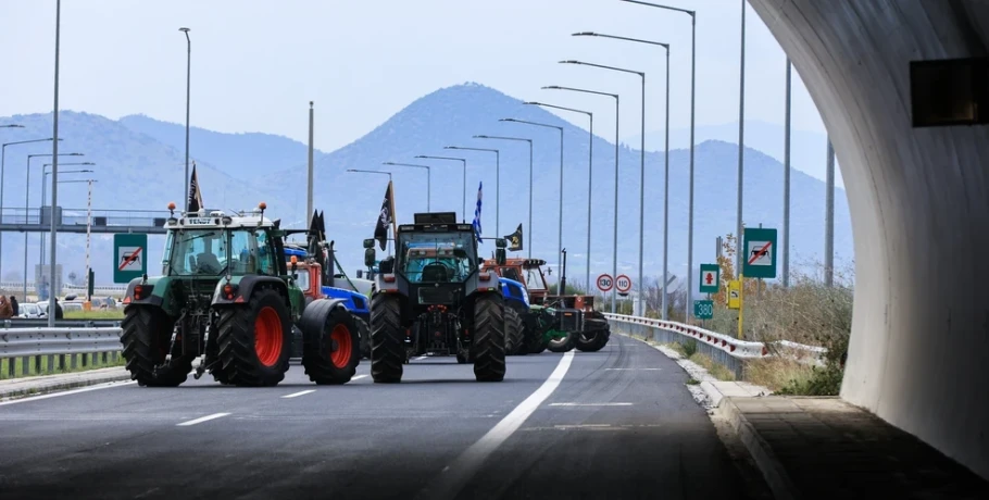Θα αλλάξει στάση η κυβέρνηση για τα μπλόκα μετά τις γιορτές -Εξετάζουν την επιβολή προστίμου για τα τρακτέρ στις Eθνικές